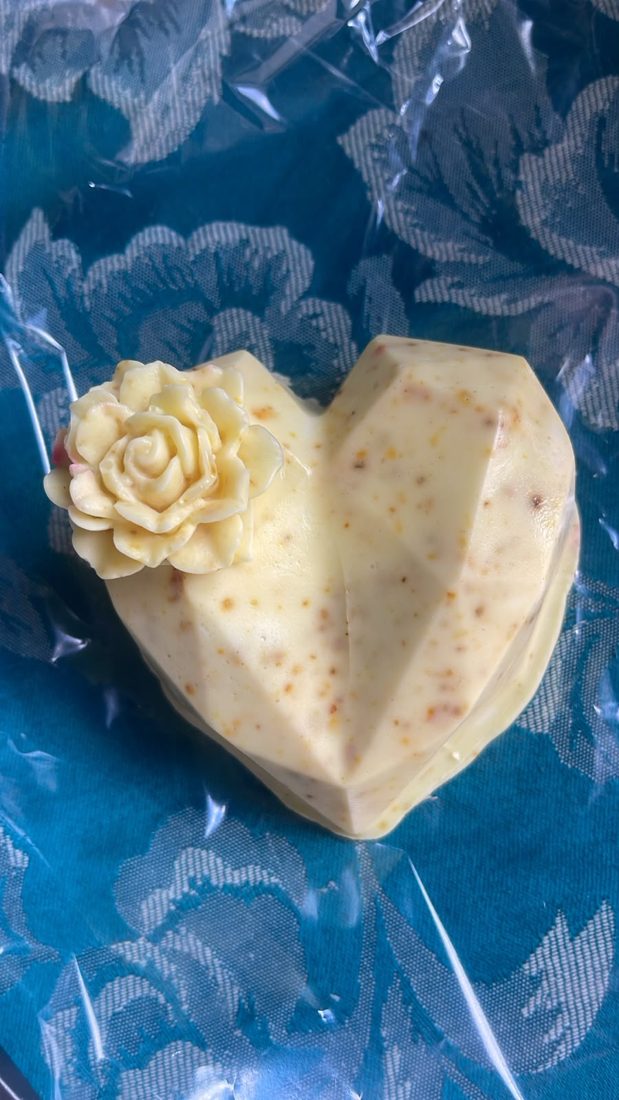 Sabonete coração creme com flor em relevo